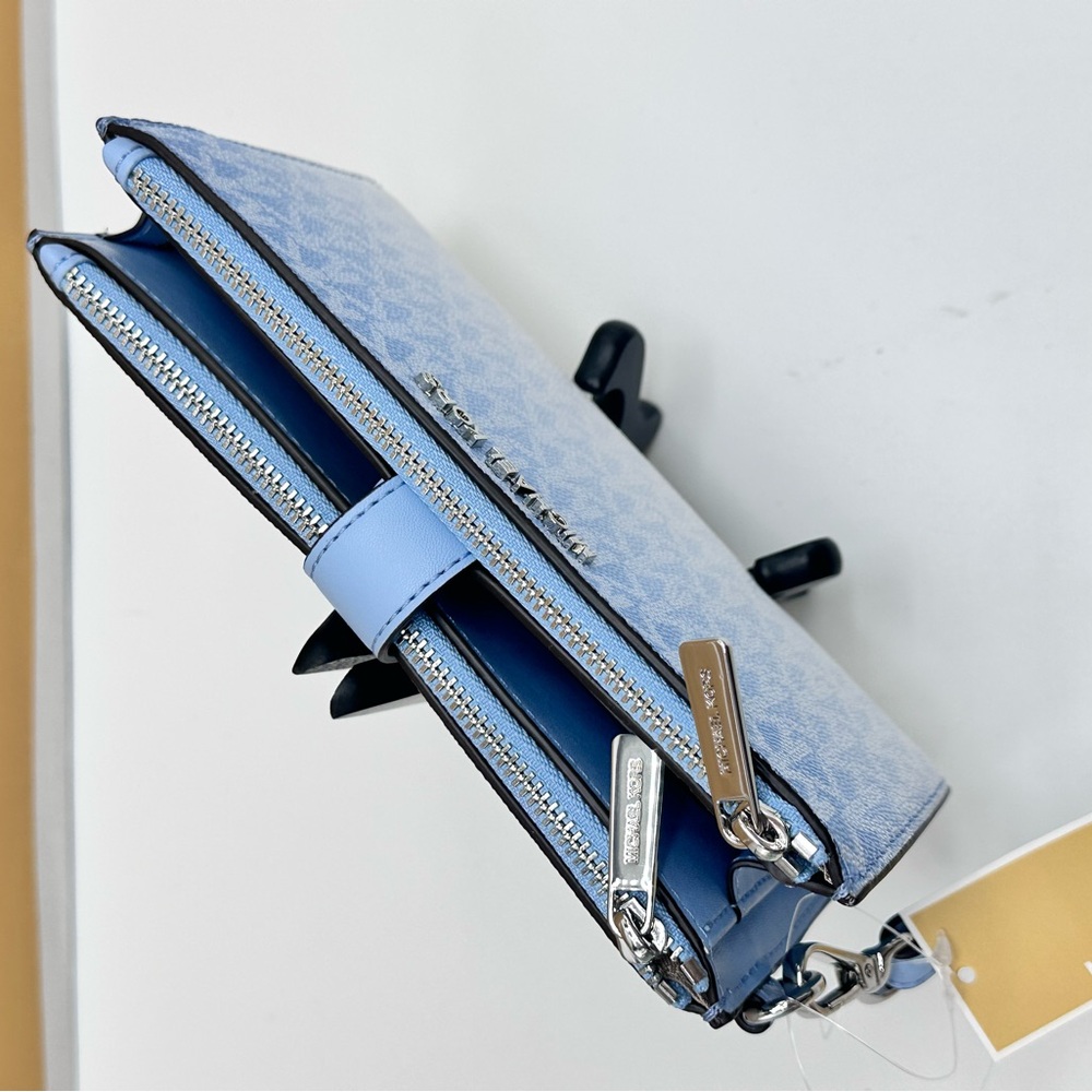 MICHAEL KORS
Jet Set Large Ombré Logo Wristlet Lt Sky - Picture 6 of 16